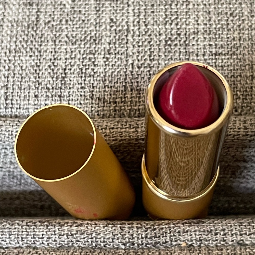 Estee Lauder Double Matte Moisturizing Lipstick Gold Tube Cranberry
Cobbler 01